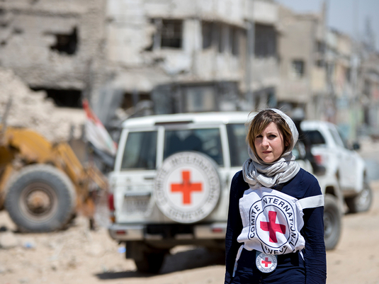 Abbildung zeigt Krieg im Irak: Delegierte vom Internationalen Komitee vom Roten Kreuz in der Stadt Mosul, die bei den Kämpfen zwischen dem IS (Islamischer Staat) und der irakischen Armee zerstört wurde.