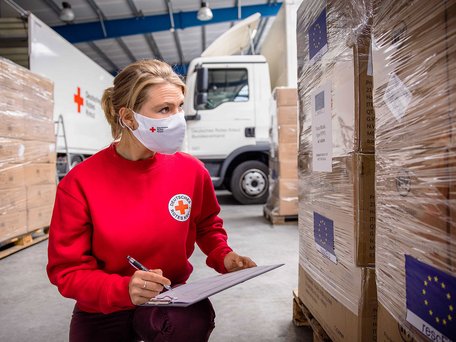 Einlagerung von Schutzausstattung, hier FFP II und FFP III Schutzmasken und Schutzkittel, zur Bekämpfung von Pandemien im Rahmen des Zivilschutzprogramms RescEU der europäischen Kommission im Logistikzentrum des DRK am Flughafen Berlin - Schönefeld