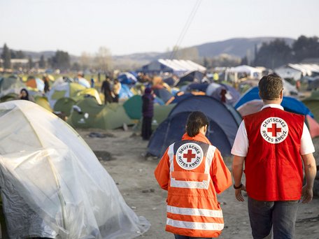Abbildung zeigt Flüchtlinge in Idomeni / Nordgriechenland. Das DRK baut eine mobile Gesundheitsstation für die Flüchtlinge in den nah gelegenen Standorten Nea Kavala und Cherso auf. Die Gesundheitsstation dient der medizinischen Versorgung von rund 10.000 Menschen.