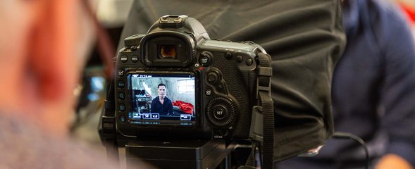 Der Schauspieler Ludwig Trepte (li.) bei Dreharbeiten für das Deutsche Rote Kreuz am 29.5.2018 im DRK-Logistikzentrum am Flughafen Berlin-Schönefeld.