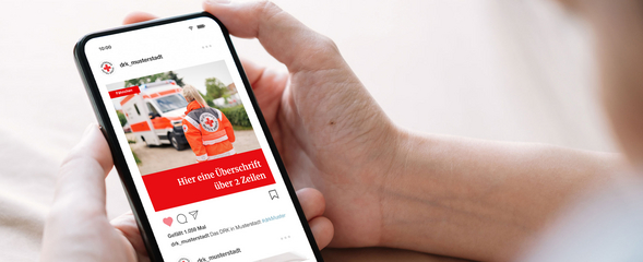Person hält ein Smartphone in der Hand. Auf dem Screen ist der Instagram Account des DRK zu sehen.