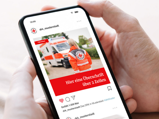 Person hält ein Smartphone in der Hand. Auf dem Screen ist der Instagram Account des DRK zu sehen.