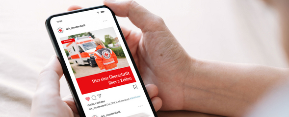 Person hält ein Smartphone in der Hand. Auf dem Screen ist der Instagram Account des DRK zu sehen.