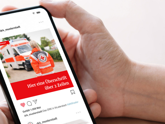 Person hält ein Smartphone in der Hand. Auf dem Screen ist der Instagram Account des DRK zu sehen.