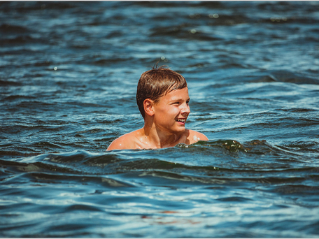 Wasserwacht am Bärwalder See bei Boxberg in der Oberlausitz, ein Junge im Wasser