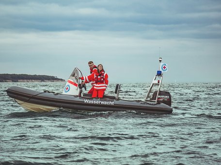 Do Wasserwacht an der Ostsee in Mecklenburg-Vorpommern: Helfer im Motorboot