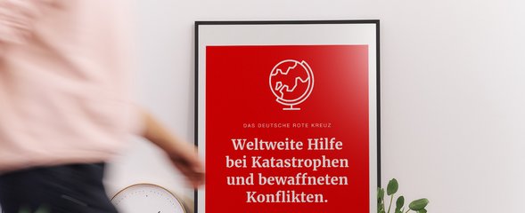 Person geht an einem Plakat vorbei