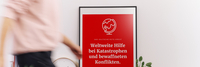 Person geht an einem Plakat vorbei