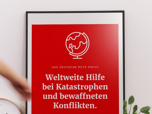 Person geht an einem Plakat vorbei