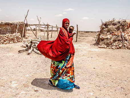 Somalia: Mutter und Kind nach einem Besuch einer mobilen Klinik des Somalischen Roten Halbmonds im Dorf Doop, Region Sanaaq. Seit zwei Jahren leidet die Region unter Dürre und Wassermangel