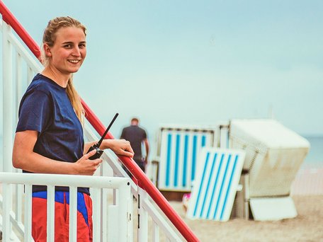 Do Wasserwacht an der Ostsee in Mecklenburg-Vorpommern: Helferin mit Funkgerät