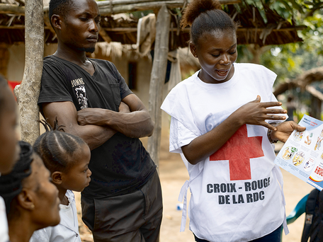 Abbildung: Teams des IFRK und des Roten Kreuzes der Dem. Republik Kongo klären die Bevölkerung zu den Ansteckungsrisiken von Ebola auf. Die Epidemie ist in der Provinz Equateur ausgebrochen