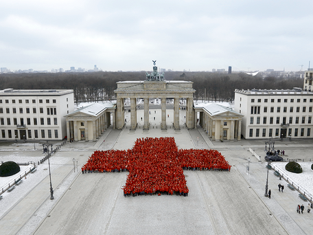 Jubiläum 150 Jahre DRK: 1800 ehrenamtliche DRK - Helfer bilden ein rotes Kreuz vor dem Brandenburger Tor, Ansicht von oben