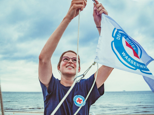 Wasserwacht an der Ostsee in Mecklenburg-Vorpommern: Flagge der Wasserwacht