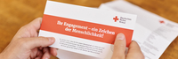 Person hält Karte in der Hand
