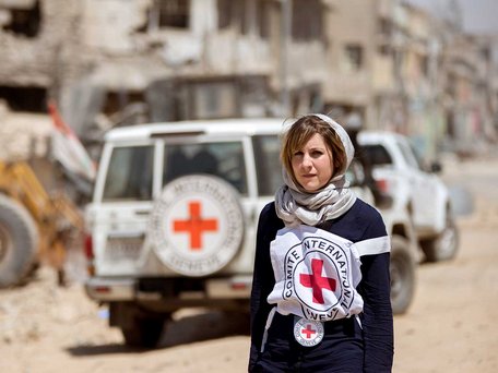 Abbildung zeigt Krieg im Irak: Delegierte vom Internationalen Komitee vom Roten Kreuz in der Stadt Mosul, die bei den Kämpfen zwischen dem IS (Islamischer Staat) und der irakischen Armee zerstört wurde.