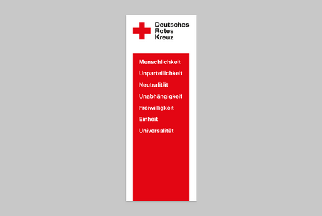 Abbildung einer Fahne mit den DRK Grundsätzen