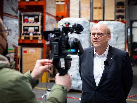 Interviewszene mit Christoph Johnen, Bereichsleiter Internationale Zusammenarbeit beim DRK