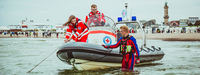 Wasserwacht an der Ostsee in Mecklenburg-Vorpommern, mit dem Motorboot am Ufer von Warnemünde