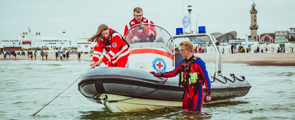 Wasserwacht an der Ostsee in Mecklenburg-Vorpommern, mit dem Motorboot am Ufer von Warnemünde