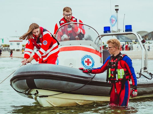 Wasserwacht an der Ostsee in Mecklenburg-Vorpommern, mit dem Motorboot am Ufer von Warnemünde